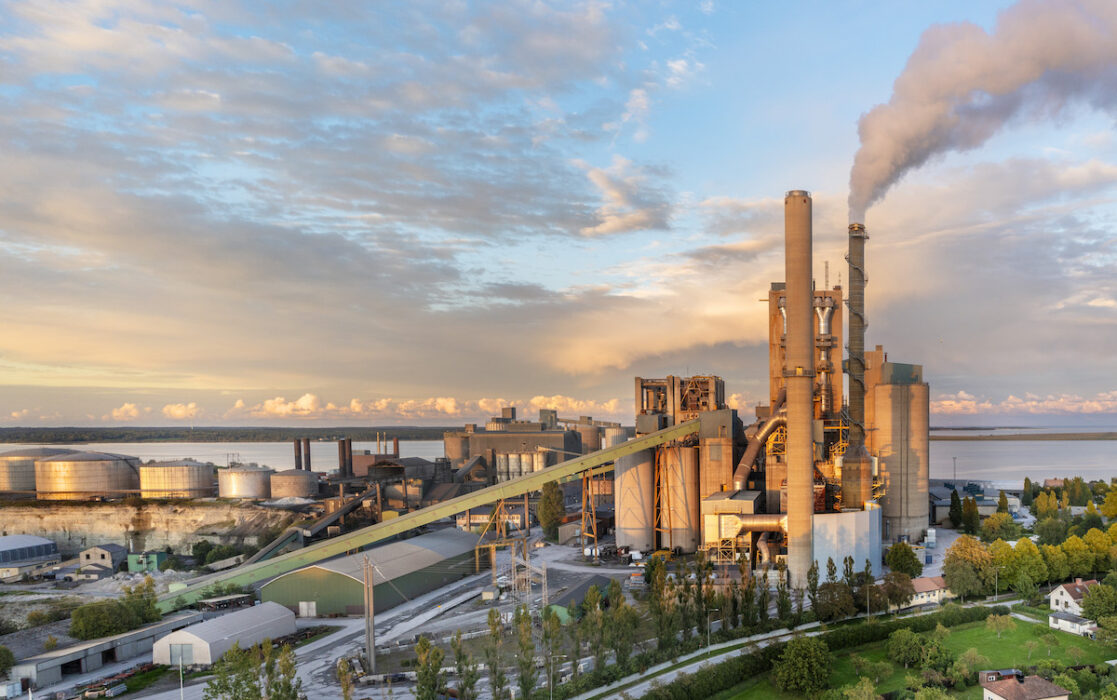 Heidelberg materials (tidigare Cementas) fabrik i Slite på Gotland har satt klimatsatsningar på paus till följd av att de inte längre får statligt stöd för projektet.