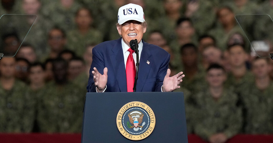 Donald Trump talar till militärer.