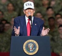 Donald Trump talar till militärer.