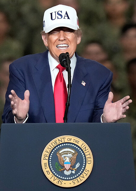 Donald Trump talar till militärer.