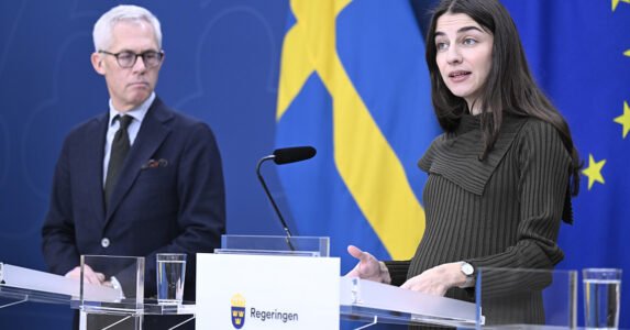 Romina Pourmokhtari håller pressträff.