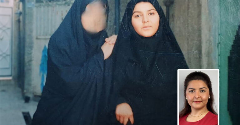 Två tonårstjejer i chador, en med suddigt ansikte