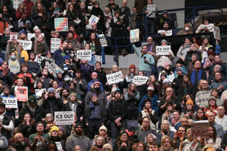 demonstranter håller skyltar