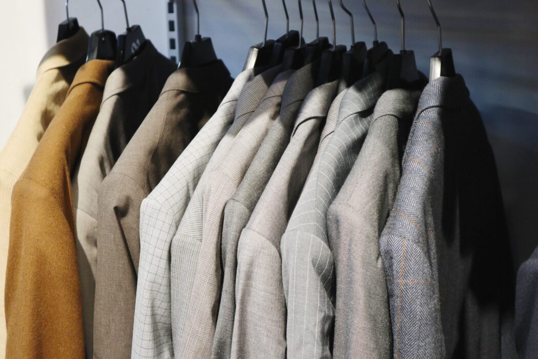 Kavajer på hängare.