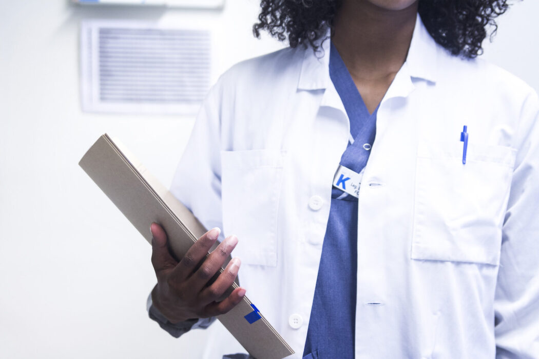 Över hälften av alla vårdbiträden och mer än var tredje läkare är utlandsfödd.