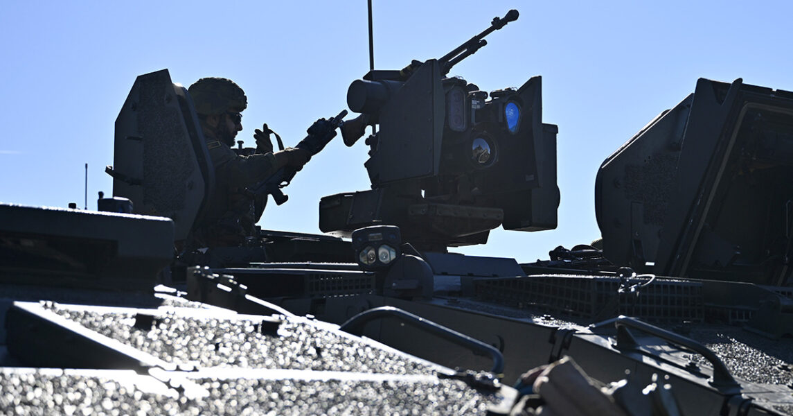 Soldater på en stridsvagn.