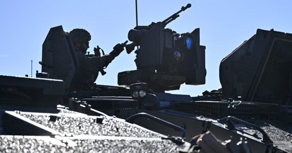 Soldater på en stridsvagn.