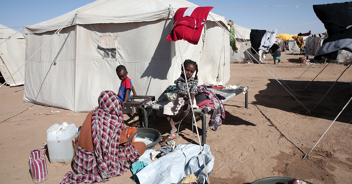 ”Samtidigt vägrar man göra något åt grundproblemet, det som gör att människor tvingas fly. Det är en politik som alla borde inse inte går ihop.”