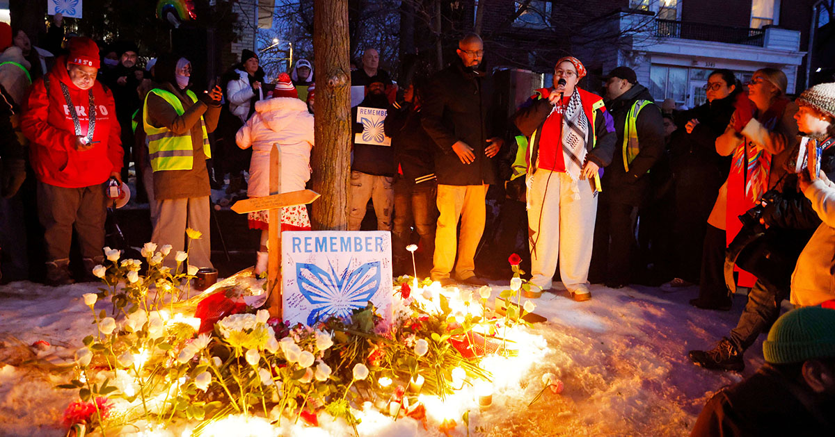 Människor samlas kring blommor och ljus för en mördad kvinna.