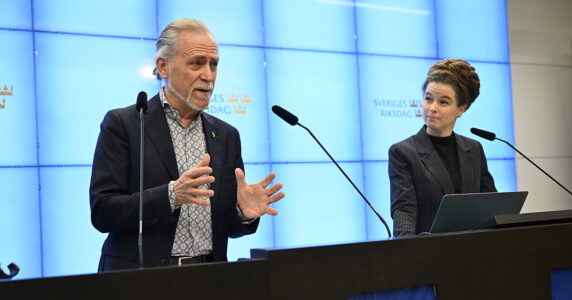 MP-språkrören Daniel Helldén och Amanda Lind i talarstolen.