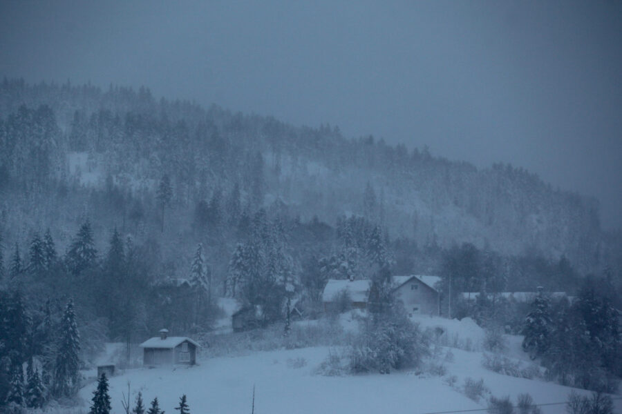 Gård i vinterlandskap