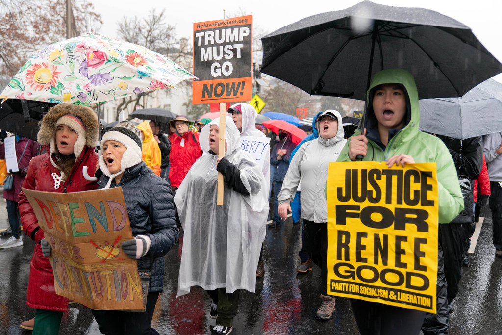 Demonstranter marscherar utanför Vita huset i Washington, lördagen den 10 januari 2026, i protest mot den ICE-agent som sköt ihjäl Renee Nicole Good i Minneapolis.