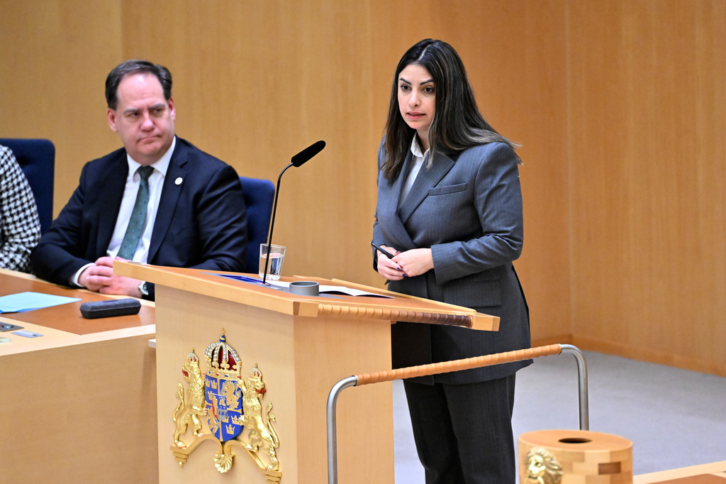 Vänsterpartiets partiledare Nooshi Dadgostar (V) talar under onsdagskvällens partiledardebatt i riksdagen.
