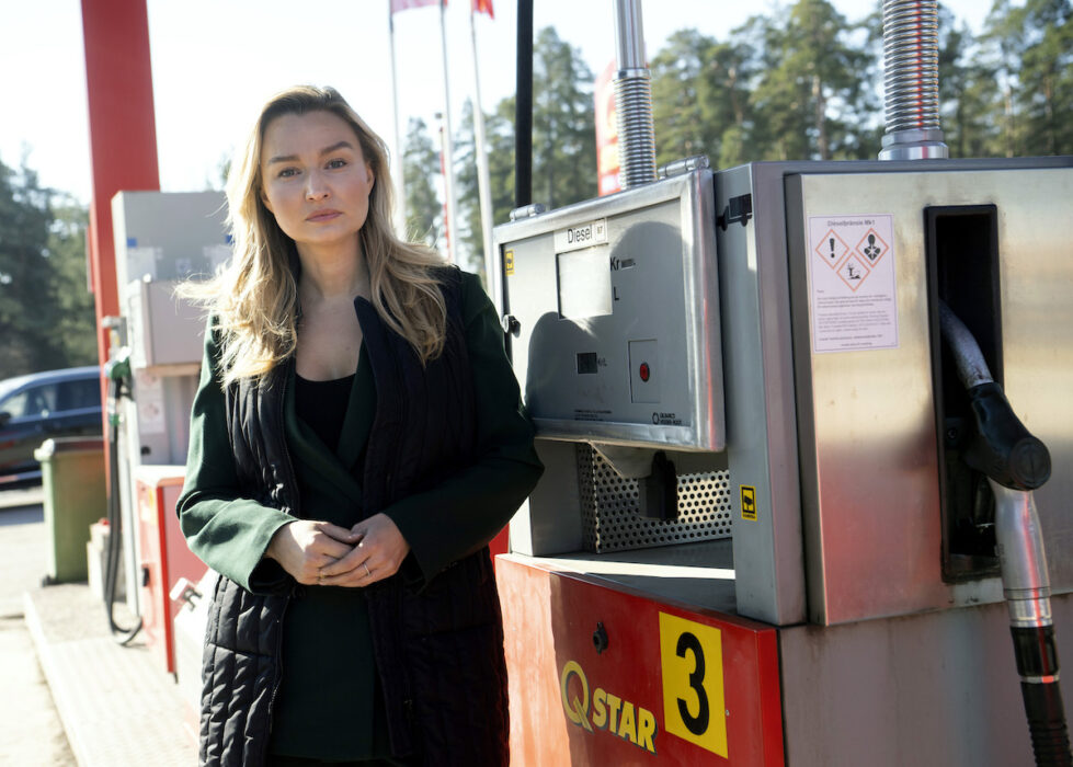 Energi- och näringsminister Ebba Busch (KD) har drivit igenom sänkt skatt på fossila drivmedel, något som regeringen beräknar kommer att leda till 900 000 ton mer koldioxidutsläpp till år 2030.