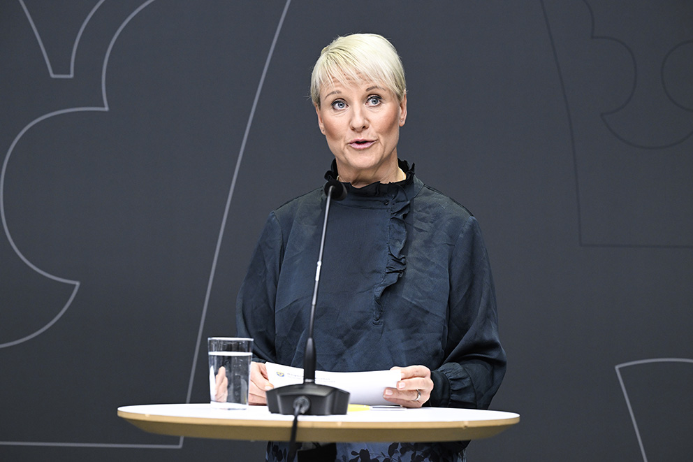 Kravet på förhandsanmälan för föräldrapenning kan tas bort, enligt ett förslag från regeringen.