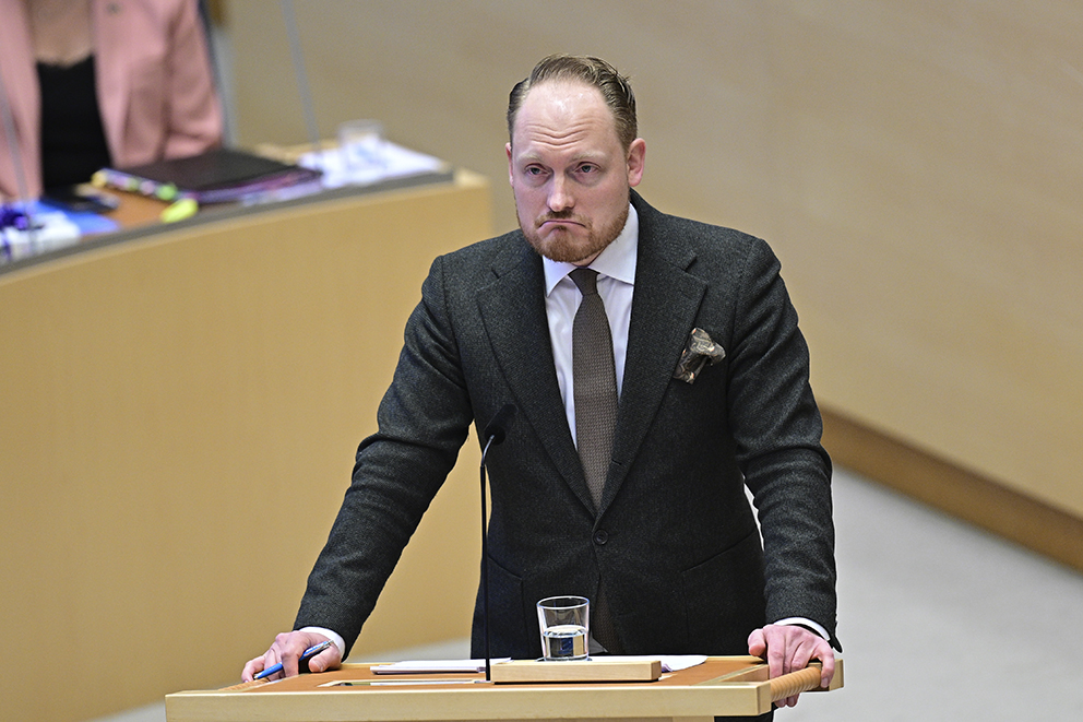 SD:s Aron Emilsson öppnar för att kärnvapen kan placeras på svensk mark i en gråzon mellan fred och krig.