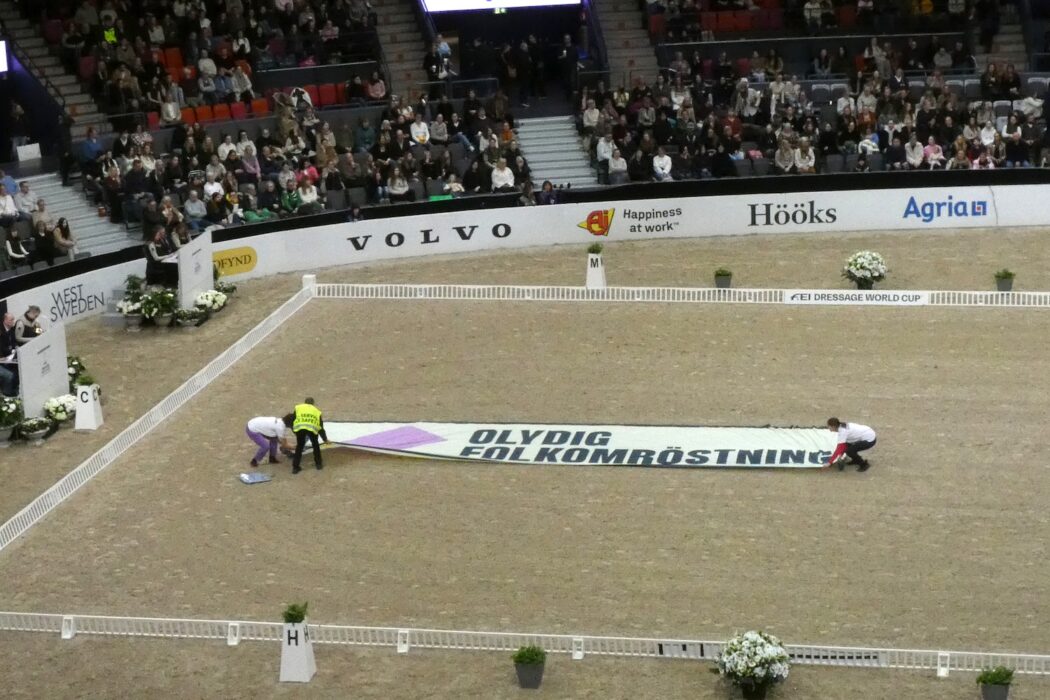 Banderoll utvecklad i manegen.