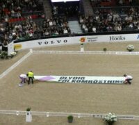 Banderoll utvecklad i manegen.