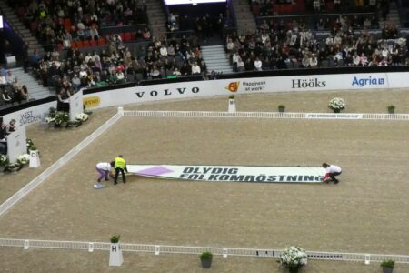 Banderoll utvecklad i manegen.