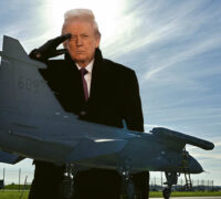 Trump bakom stridsflyg