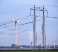 Elkablar och ett vindkraftverk.