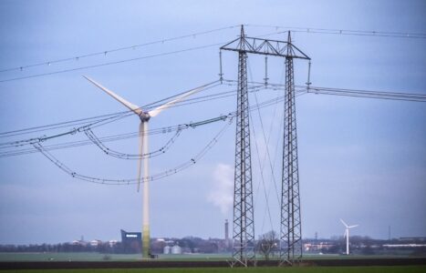 Elkablar och ett vindkraftverk.