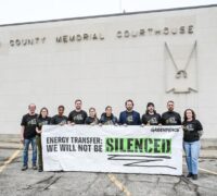 Aktivister framför domstol i North Dakota.