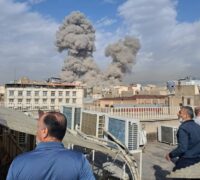 Rök stiger mot himlen efter en bombning i Teheran.