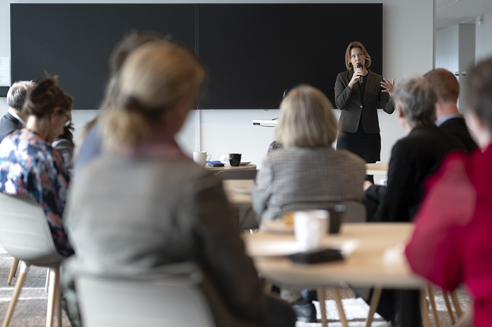 Jämställdhetsminister Nina Larsson (L) vid ett besök på Jämställdhetsmyndigheten, som nu fördelar drygt 40 miljoner kronor till jämställdhetsinsatser i utsatta områden.