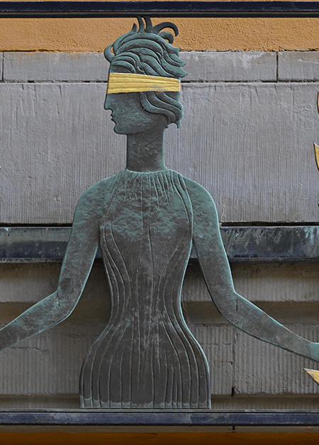 Foto på Fru Justitia utanför Stockholms tingsrätt