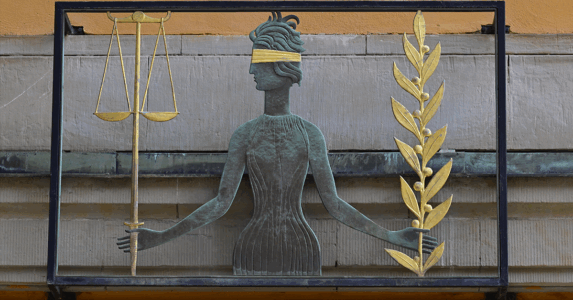 Foto på Fru Justitia utanför Stockholms tingsrätt