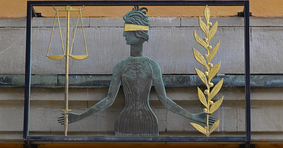 Foto på Fru Justitia utanför Stockholms tingsrätt