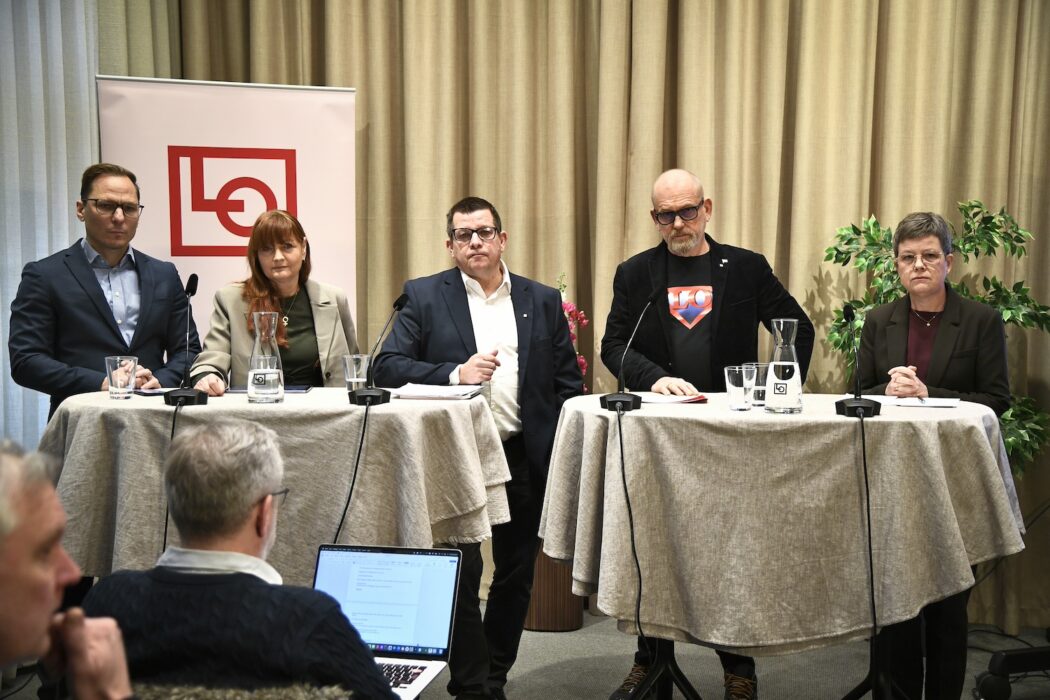 LO-toppar uner en presskonferens.