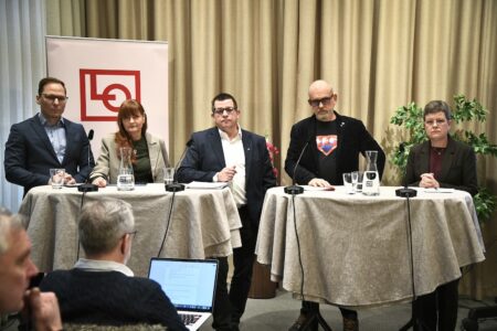 LO-toppar uner en presskonferens.