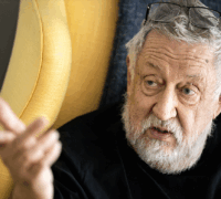 Leif GW Persson i en gul fåtölj.