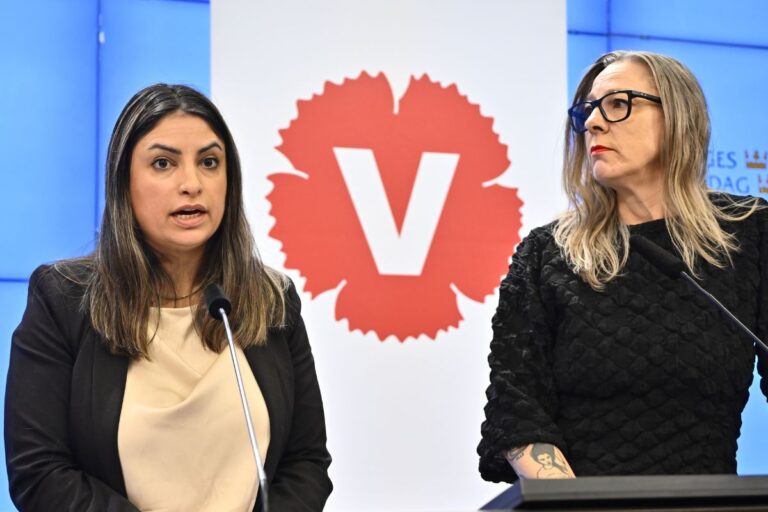 Vänsterpartiets ledare Nooshi Dadgostar och partiets arbetsmarknadspolitiska talesperson Ciczie Weidby presenterar en politisk prioritering inför eventuella regeringsförhandlingar efter valet vid en pressträff i riksdagens presscenter.