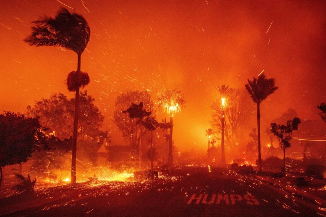 Palisades-branden härjar i ett bostadsområde i starka vindar i Pacific Palisades-området i Los Angeles.