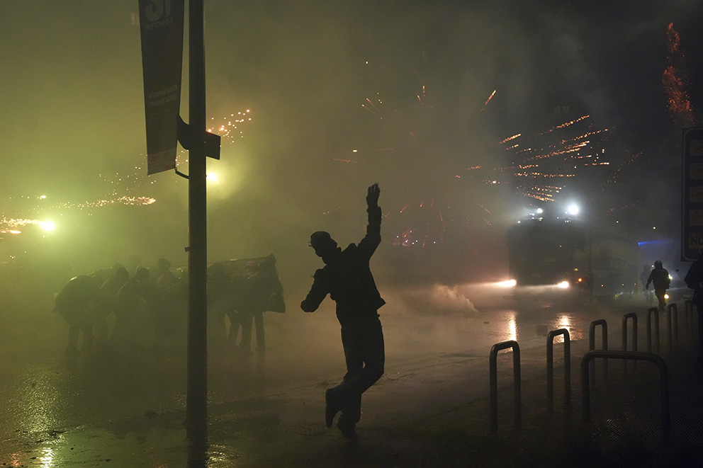 Italiensk polis använde tårgas och vattenkanoner mot demonstranter i samband med protester kring vinter-OS i Milano.