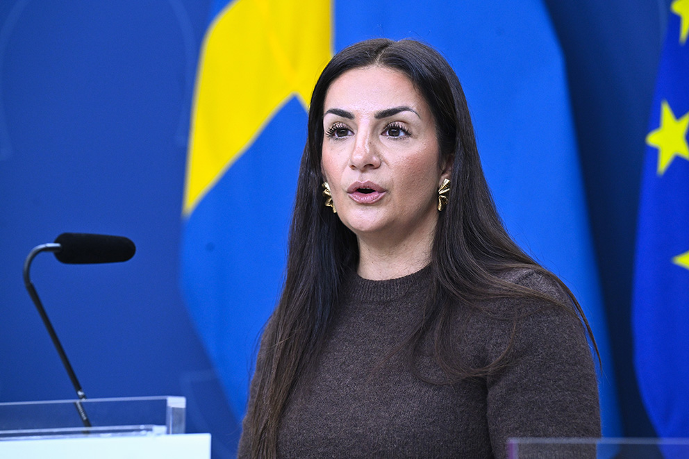 Kulturminister Parisa Liljestrand (M) säger att regeringen för en borgerlig kulturpolitik med fokus på barn, bildning och breddad finansiering, men möter hård kritik från kultursektorn.