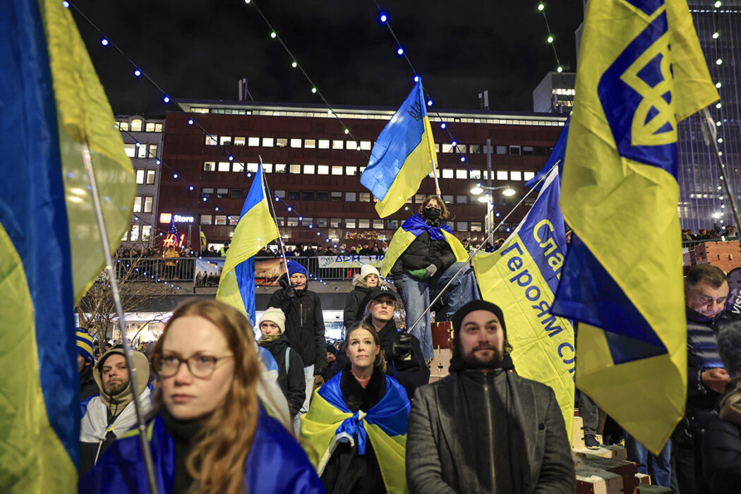 demonstranter med Ukrainas flaggor