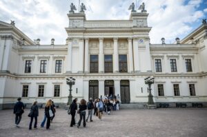 Studenter på väg in till universitetsbyggnad.