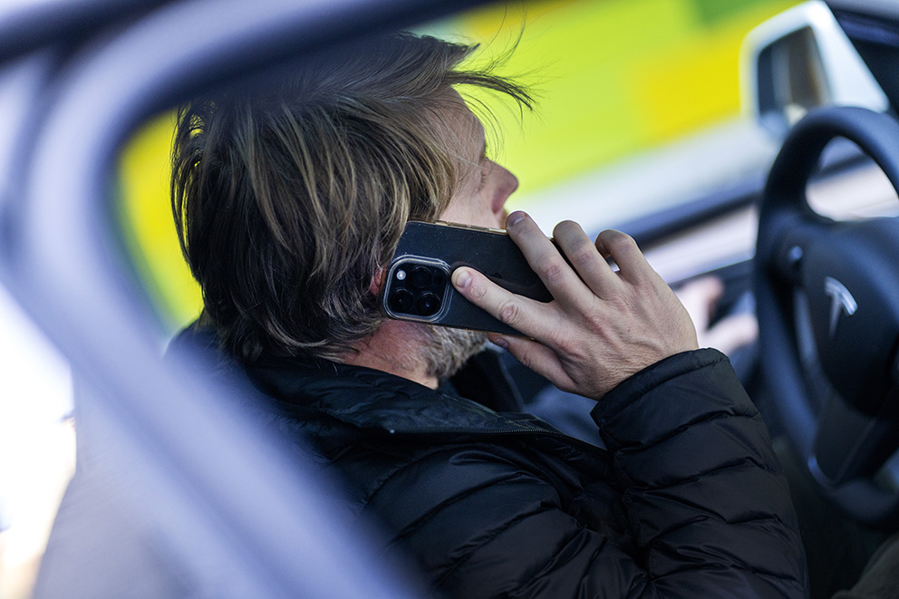 Läckor från politiska partier ökar vid interna konflikter och opinionsras, enligt en ny studie.