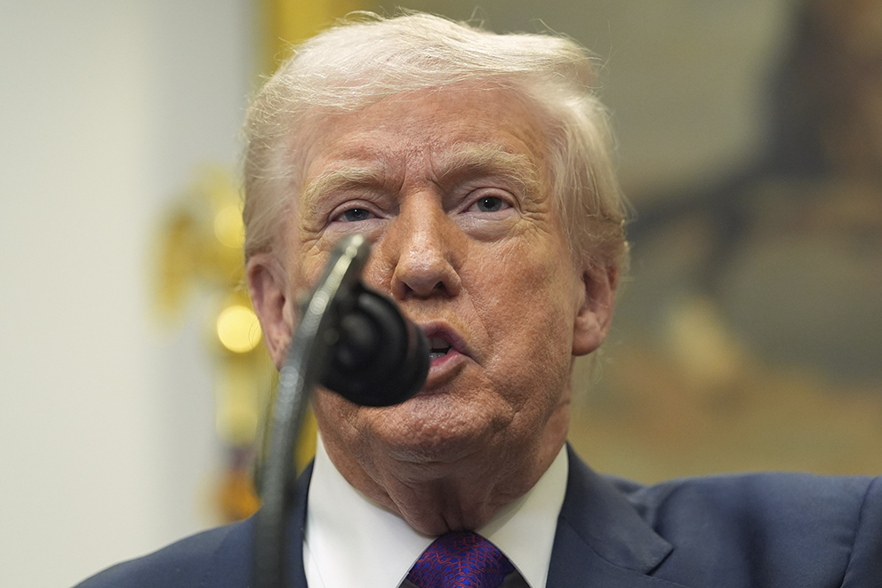 Donald Trump möter hård kritik efter beslutet att riva upp Endangerment Finding från 2009, som ligger till grund för USA:s klimatregler.