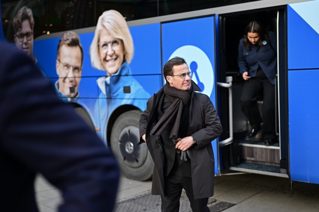 Ulf Kristersson framför valturnébuss.