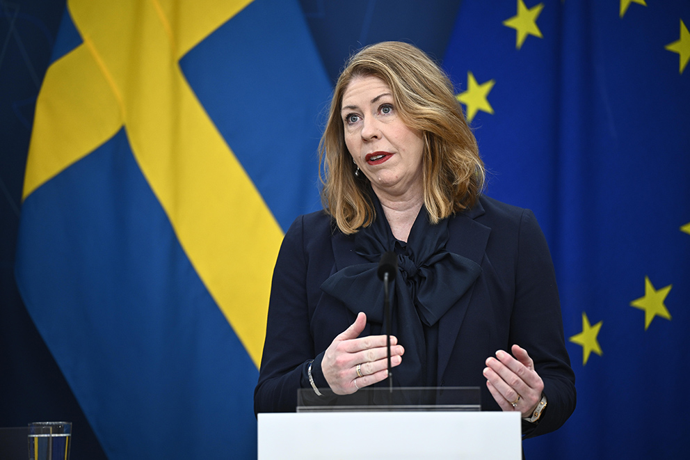 Sjukvårdsminister Elisabet Lann meddelar att regeringen tillsätter en kriskommission efter larm om rekordhög stress i vården.