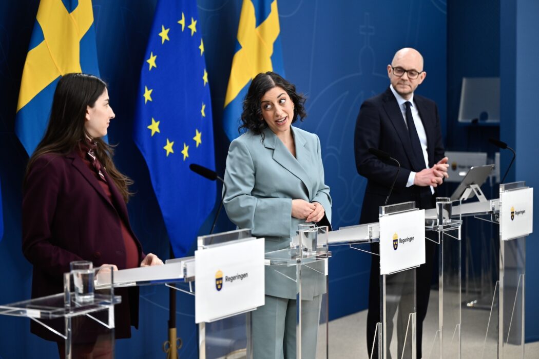 Johan Britz tillsammans med Romina Pourmokhtari och Simona Mohamsson.