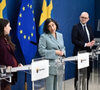 Johan Britz tillsammans med Romina Pourmokhtari och Simona Mohamsson.