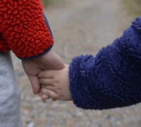 barn håller i händerna