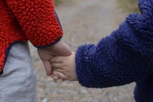 barn håller i händerna