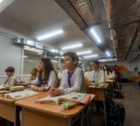 Barn i ett klassrum under mark.